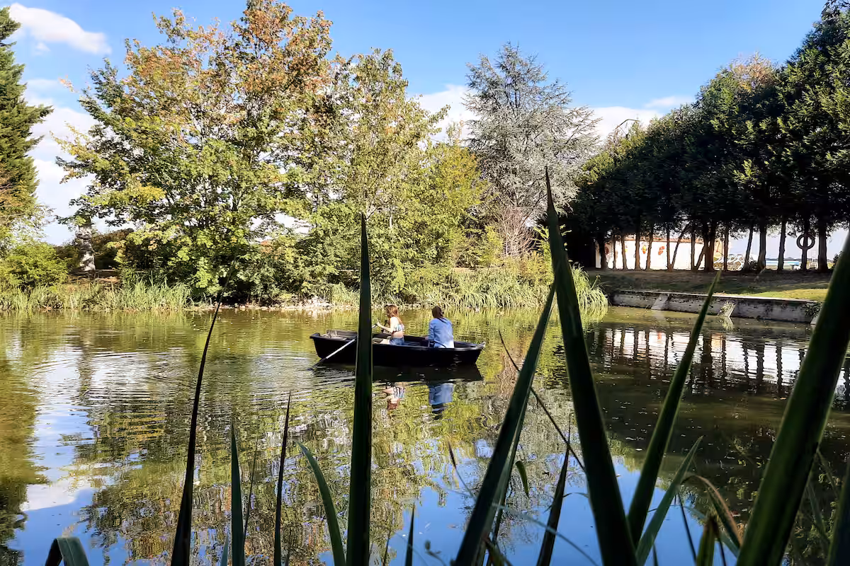Deux personnes en barque sur le lac du domaine
